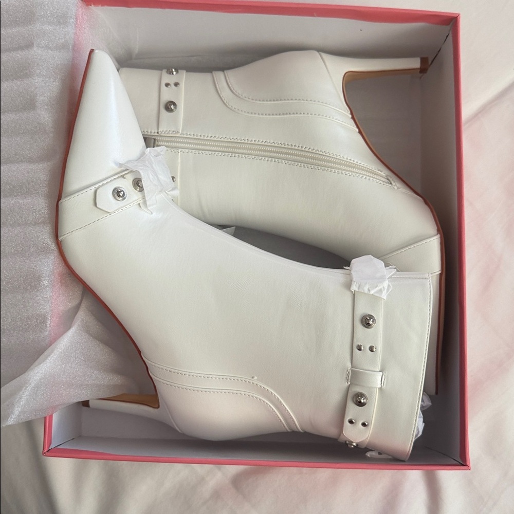 White Women's Ankle Boots. EASY FOX.